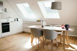 uma cozinha com mesa e cadeiras e uma janela em Moselhaus by Clüsserath-Wittmann em Trittenheim