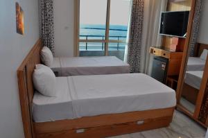 A bed or beds in a room at El Mena Grand