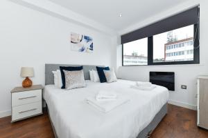 เตียงในห้องที่ Carlton Heights - A beautiful, inviting and modern 2 bedroom apartment, perfect for corporate stays and leisure
