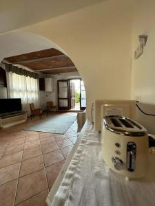 una cucina con tostapane sul pavimento di La Casa di Filippo a Quercianella