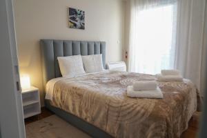 - une chambre avec un grand lit et 2 serviettes dans l'établissement katia's home nafplio, à Nauplie