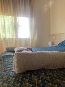 Un dormitorio con una cama y una ventana con toallas. en Residenza Il Capitano, en San Benedetto Po