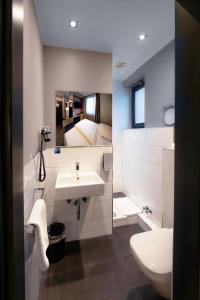 Um banheiro em Hotel Cult Frankfurt City