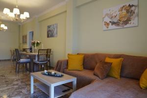 - un salon avec un canapé et une table dans l'établissement katia's home nafplio, à Nauplie