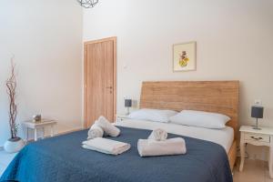 sypialnia z dużym łóżkiem z ręcznikami w obiekcie Stylish Central Renovated Apartment w Heraklionie