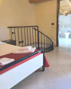 カターニアにあるCatania a 2 passi dal Duomoのベッド1台、バスルーム(トイレ付)が備わります。