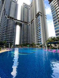uma grande piscina em frente a edifícios altos em Alantis Residence/CityArea/4-6Pax/Jonker/JHomestay em Malaca