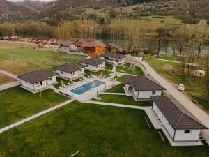 - une vue aérienne sur une maison avec une piscine dans l'établissement Apartmani Darijana, à Ljubovija