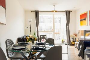 a dining room with a glass table and chairs at Spacious 2 Bed Apartment in Central Location in London