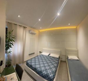 ein Schlafzimmer mit einem Bett und einem Tisch in einem Zimmer in der Unterkunft International Garibaldi in Neapel