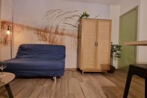 sypialnia z łóżkiem, szafką i stołem w obiekcie Magnifique Studio sur le Port de Gruissan (2 à 4 pers) w mieście Gruissan +13 zdjęć