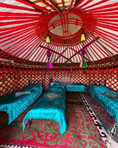 Tempat tidur dalam kamar di Yurt Camp "Sary-Bulun" at Song-Kul Lake, Naryn