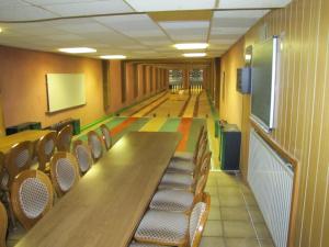 une salle de conférence avec une grande table et des chaises dans l'établissement Hotel Steuer, à Allenbach