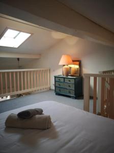 ein Schlafzimmer mit einem großen weißen Bett und einer Kommode in der Unterkunft Joli duplex ensoleillé in Capbreton