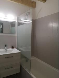 ein Badezimmer mit einer Dusche, einem Waschbecken und einer Badewanne in der Unterkunft Joli duplex ensoleillé in Capbreton