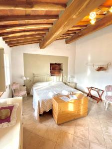 een slaapkamer met een bed en een houten tafel bij B&B Alloro in Capannori