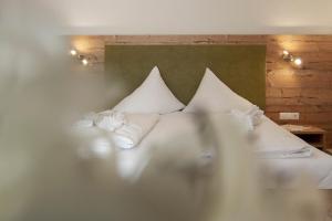 A bed or beds in a room at Hotel Neuwirt