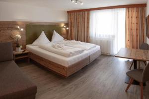 A bed or beds in a room at Hotel Neuwirt