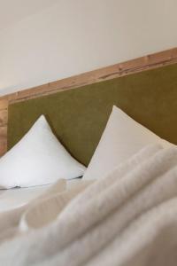 A bed or beds in a room at Hotel Neuwirt