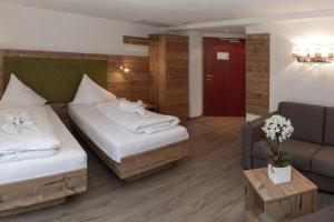 A bed or beds in a room at Hotel Neuwirt