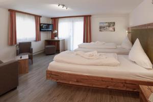 A bed or beds in a room at Hotel Neuwirt