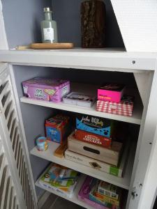 a book shelf filled with lots of books at Maison entre Loire et châteaux in Menars