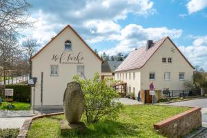 a building with a statue in front of it at Hof Türke in Moritzburg