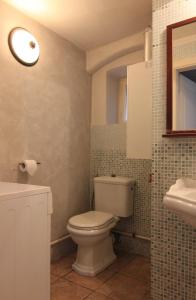 Kupatilo u objektu Cool 1 Bedroom Prokopska apartment in Mala Strana
