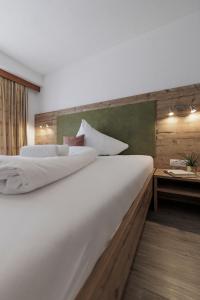 A bed or beds in a room at Hotel Neuwirt