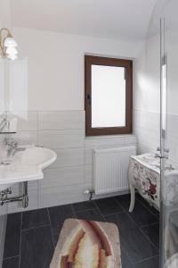 A bathroom at Hotel Neuwirt
