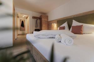 A bed or beds in a room at Hotel Neuwirt