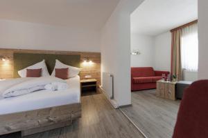 A bed or beds in a room at Hotel Neuwirt
