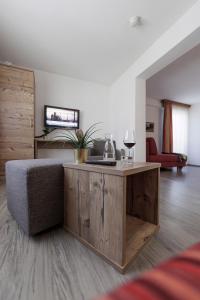 A television and/or entertainment centre at Hotel Neuwirt