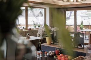 A restaurant or other place to eat at Hotel Neuwirt