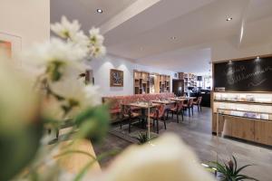 A restaurant or other place to eat at Hotel Neuwirt