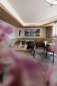 A seating area at Hotel Neuwirt