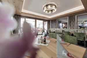 A restaurant or other place to eat at Hotel Neuwirt