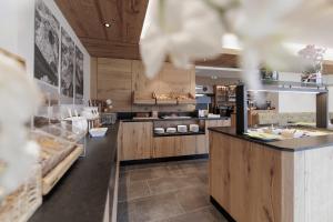 A kitchen or kitchenette at Hotel Neuwirt