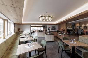 A restaurant or other place to eat at Hotel Neuwirt