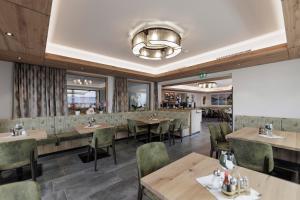 A restaurant or other place to eat at Hotel Neuwirt