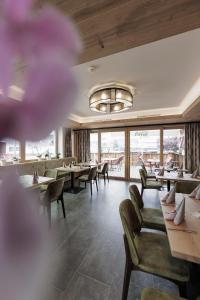 A restaurant or other place to eat at Hotel Neuwirt