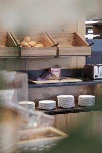 A kitchen or kitchenette at Hotel Neuwirt