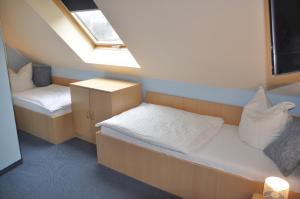 ein kleines Zimmer mit 2 Betten und einem Fenster in der Unterkunft Am Deich 24 in Zingst