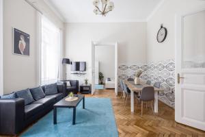 ブダペストにあるElisabeth 52 Apartmentのリビングルーム(ソファ、テーブル付)