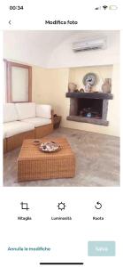 - un salon avec un canapé et une table basse dans l'établissement Intero Dammuso Pantesco, à Pantelleria