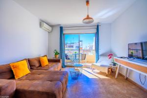 a living room with a couch and a table at Apartamentos Madrid in Torrevieja