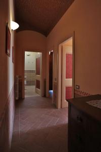 - un couloir d'une maison avec une chambre dotée d'une salle de bains dans l'établissement Poggio Agli Ulivi, à Barberino di Mugello
