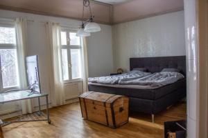1 dormitorio con 1 cama con caja en Beautiful lake view house, en Västerås