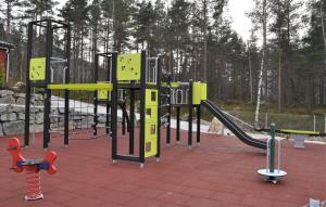 ein Spielplatz mit Rutsche in der Unterkunft Tonstadli in Tonstad