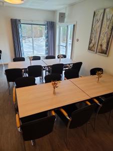Tonstadli في Tonstad: قاعة اجتماعات فيها طاولات وكراسي